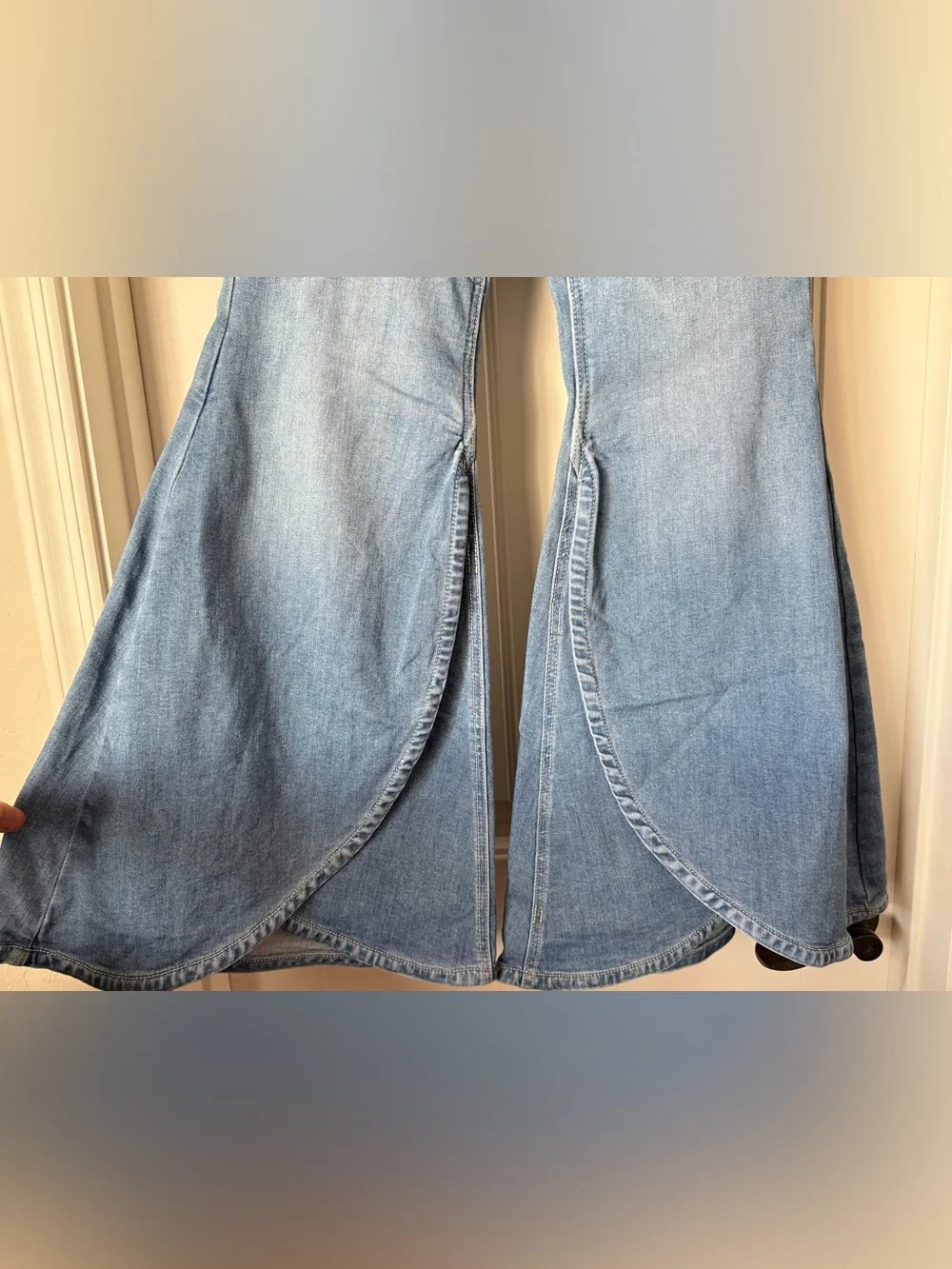 Shyanne Country Tulip Hem Wide Flare Western Jeans Light Wash - Size 28 - Picture 2 of 5